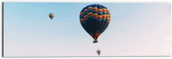 Dibond - Veel Luchtballonnen in Licht Roze met Blauwe Lucht - 60x20 cm Foto op Aluminium (Wanddecoratie van metaal)