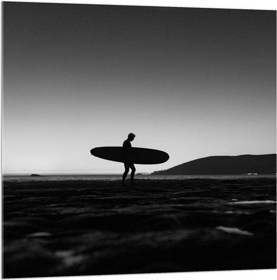 Acrylglas - Surfer op het Strand - Zwart/Wit - 100x100 cm Foto op Acrylglas (Met Ophangsysteem)