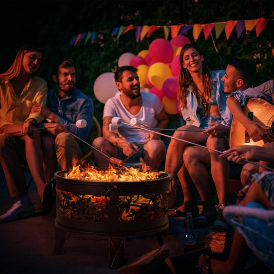Groepsfoto met Gardebruk vuurkorf, feestelijke decoraties, mensen die marshmallows roosteren.
