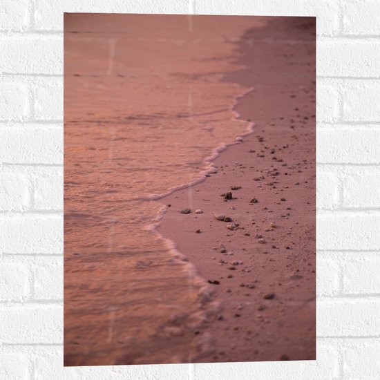 Muursticker - Strand met Steentjes bij het Zee Water - 40x60 cm Foto op Muursticker