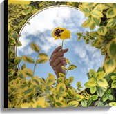 WallClassics - Canvas - Het Spiegelbeeld van een Gele Bloem - 60x60 cm Foto op Canvas Schilderij (Wanddecoratie op Canvas)