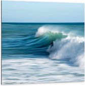 WallClassics - Dibond - Surfer over Razende Golven op Zee - 100x100 cm Foto op Aluminium (Met Ophangsysteem)