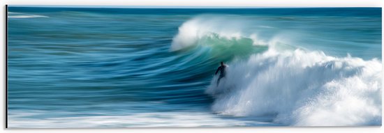 WallClassics - Dibond - Surfer over Razende Golven op Zee - 60x20 cm Foto op Aluminium (Wanddecoratie van metaal)