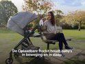 Vrouw zit naast een grijze kinderwagen met witte rakketvormige Rockit babyrocker, 'De oplaadbare Rockit houdt baby's in beweging en in slaap'.
