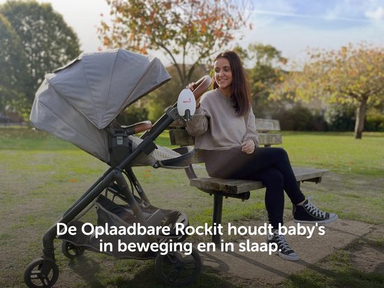 Vrouw zit naast een grijze kinderwagen met witte rakketvormige Rockit babyrocker, 'De oplaadbare Rockit houdt baby's in beweging en in slaap'.