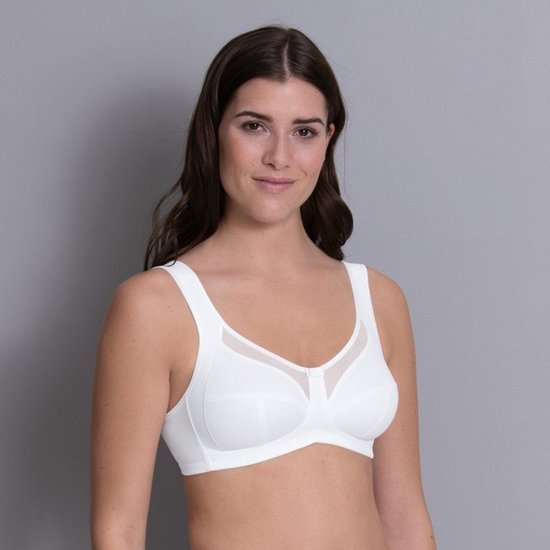 Witte beugel-bh met brede bandjes en mesh inzet bij de decolleté, gedragen door een vrouw met bruin haar.