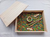 Speelbak + deksel - Rainbow set - incl. rijst en accessoires - montessori speelgoed sensorisch open-ended - zand speelzand sensory speelrijst fijne motoriek - bak basisset sensomotorisch loose parts open end play speel goed