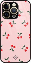 Casimoda® hoesje - Geschikt voor iPhone 14 Pro Max - Kersjes - Luxe Hard Case Zwart - Backcover telefoonhoesje - Roze