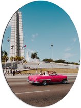 WallClassics - Dibond Ovaal - Roze Auto bij Gebouw in Cuba - 51x68 cm Foto op Ovaal (Met Ophangsysteem)