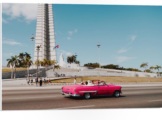 WallClassics - PVC Schuimplaat - Roze Auto bij Gebouw in Cuba - 75x50 cm Foto op PVC Schuimplaat (Met Ophangsysteem)