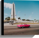 WallClassics - Canvas - Roze Auto bij Gebouw in Cuba - 30x30 cm Foto op Canvas Schilderij (Wanddecoratie op Canvas)