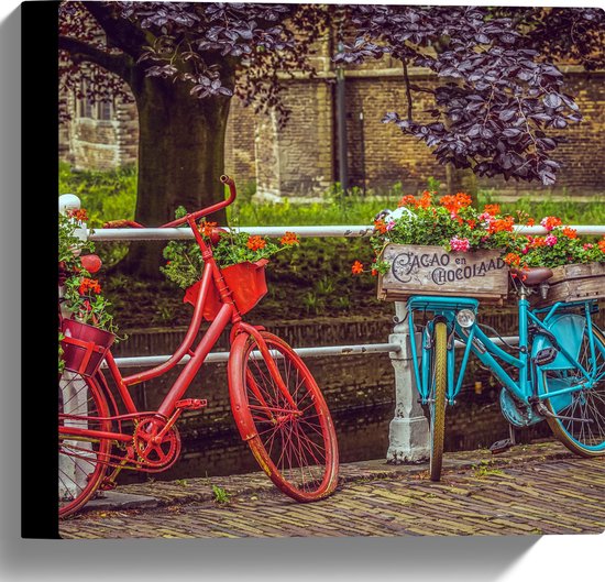 WallClassics - Toile - Vélo rouge et bleu avec des Fleurs près d'une clôture blanche devant le canal - 30x30 cm Photo sur toile (Décoration murale sur toile)