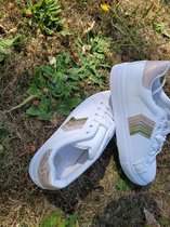 SUPER CONFI WITTE SNEAKERS MET CHAMPAGNE/GOUDKLEUR STREPEN