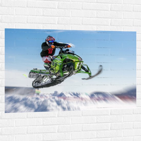 Muursticker - Stuntman op Vliegende Sneeuwmobiel in Sneeuwlandschap - 120x80 cm Foto op Muursticker