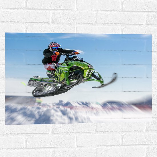 Muursticker - Stuntman op Vliegende Sneeuwmobiel in Sneeuwlandschap - 75x50 cm Foto op Muursticker