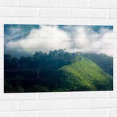 Muursticker - Dichtbegroeide Bergen in Mist van Wolken - 75x50 cm Foto op Muursticker