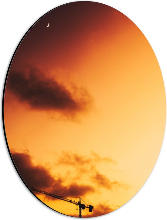 WallClassics - Dibond Ovaal - Oranje Lucht met de halve Maan en Hijskraan - 30x40 cm Foto op Ovaal (Met Ophangsysteem)
