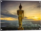 Tuinposter – Gouden Buddha op Standaard met Uitzicht op Landschap - 80x60 cm Foto op Tuinposter (wanddecoratie voor buiten en binnen)