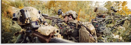 Dibond - Soldaten in Actie in Groen Landschap met Bergen - 90x30 cm Foto op Aluminium (Met Ophangsysteem)