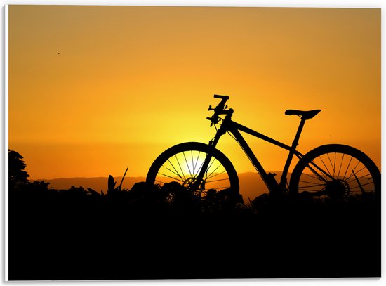 PVC Schuimplaat - Silhouet van Geparkeerde Fiets in Berglandschap - 40x30 cm Foto op PVC Schuimplaat (Met Ophangsysteem)