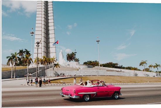 WallClassics - PVC Schuimplaat - Roze Auto bij Gebouw in Cuba - 90x60 cm Foto op PVC Schuimplaat (Met Ophangsysteem)