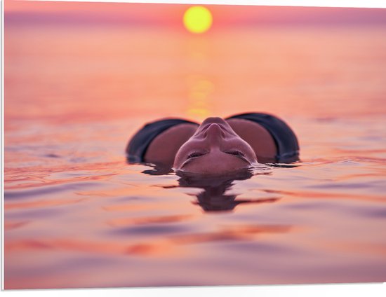 PVC Schuimplaat- Vrouw met Rondingen in Zeewater tijdens Avondzon - 80x60 cm Foto op PVC Schuimplaat
