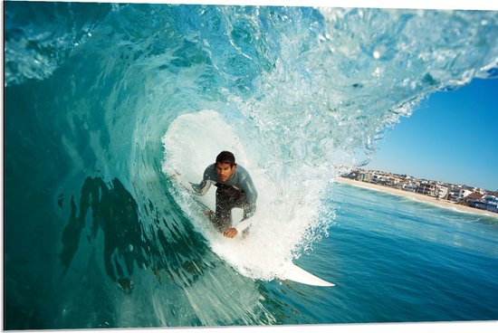 Dibond - Surfer in Actie op Wilde Golf - 90x60 cm Foto op Aluminium (Met Ophangsysteem)