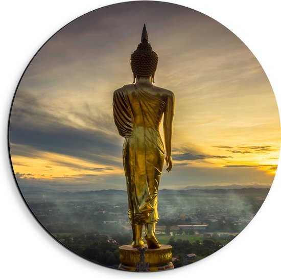 Dibond Muurcirkel - Gouden Buddha op Standaard met Uitzicht op Landschap - 40x40 cm Foto op Aluminium Muurcirkel (met ophangsysteem)