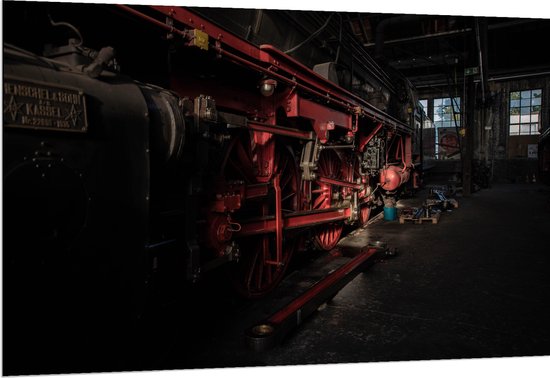 WallClassics - Dibond - Locomotief zwart met rood - 150x100 cm Foto op Aluminium (Wanddecoratie van metaal)