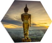 PVC Schuimplaat Hexagon - Gouden Buddha op Standaard met Uitzicht op Landschap - 60x52.2 cm Foto op Hexagon (Met Ophangsysteem)