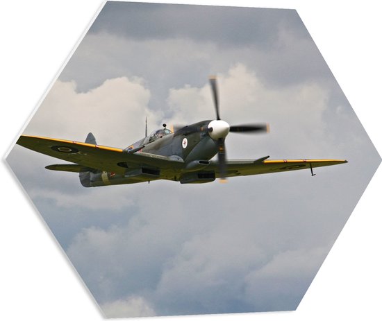 WallClassics - PVC Schuimplaat Hexagon - Grijs vliegtuig met Gele Vleugels - 60x52.2 cm Foto op Hexagon (Met Ophangsysteem)