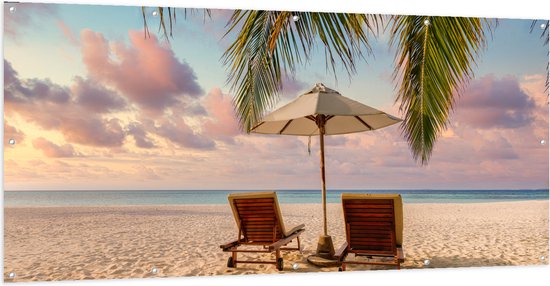 Tuinposter – Twee Ligbedden op het Strand met Palmboom - 200x100 cm Foto op Tuinposter (wanddecoratie voor buiten en binnen)