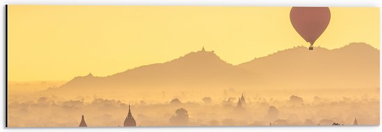 Dibond - Luchtballon Zwevend boven Tempels in Oranje Zonlicht - Bagan Myanmar - 60x20 cm Foto op Aluminium (Wanddecoratie van metaal)