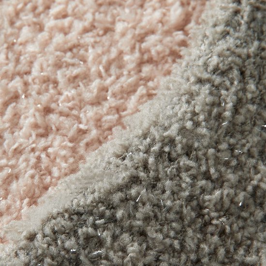 Close-up van de pluizige textuur van roze en bruingrijze sokken.