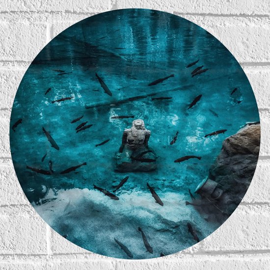 WallClassics - Muursticker Cirkel - Standbeeld in het Water met Vissen - 40x40 cm Foto op Muursticker