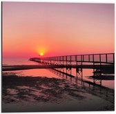 WallClassics - Dibond - Pier naar de Zee bij Zonsondergang - 50x50 cm Foto op Aluminium (Met Ophangsysteem)