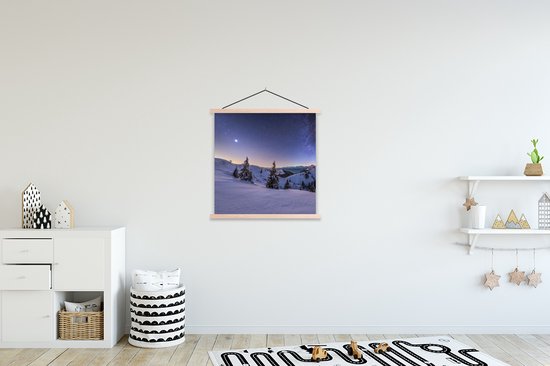 Posterhanger incl. Poster 90x90 cm - Schoolplaat - Winter - Sneeuw - Nacht - Bomen - Textielposter - Blanke latten