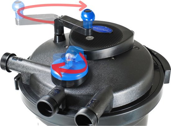 Zwarte vijverfilter met blauwe dop, handgreep en een draaiende pijl.