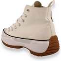 Witte hoge sneaker van canvas met een dikke, bruine profielzool en witte zoolrand.