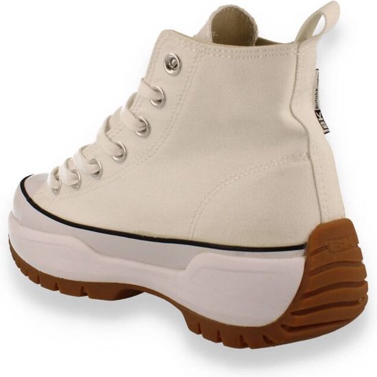 Witte hoge sneaker van canvas met een dikke, bruine profielzool en witte zoolrand.