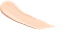 Een swathe van romige, lichtbeige concealer met een matte finish.