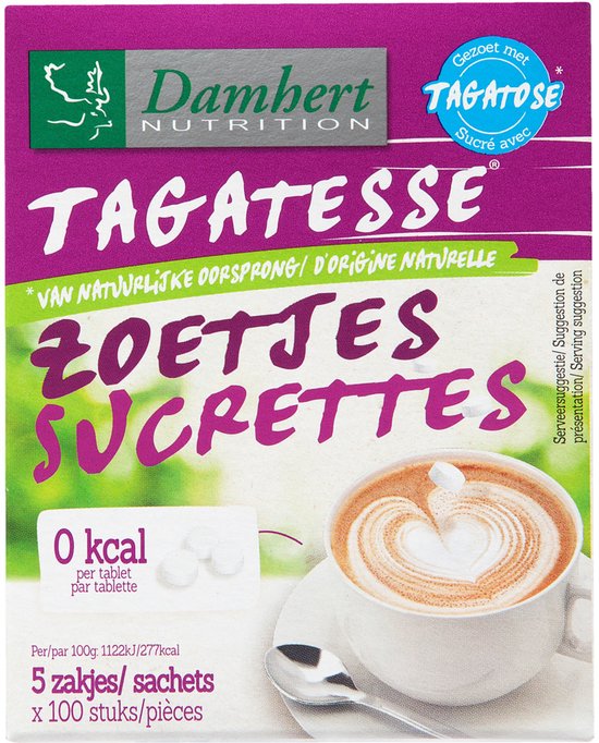 Damhert Tagatesse zoetjes. Verpakking met 5 sachets van 100 stuks. Een kop koffie met hartvormig schuim, 2 tabletjes en lepeltje.