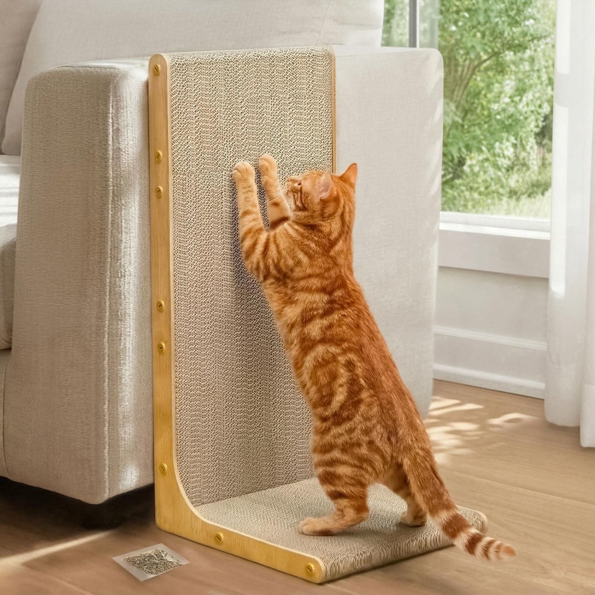 Krabplank voor Katten L-vormig 58cm, Verticale Krabkarton voor Katten, Met Kattenkruid & Kattenstickers, Krabmeubel van Stevig Karton voor Muur en Hoek, Houtnerf Groot