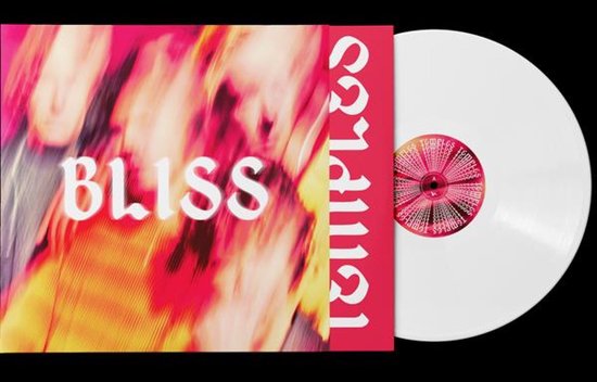 Een roze hoes met wazige gezichten en het woord BLISS, naast een witte vinylplaat.