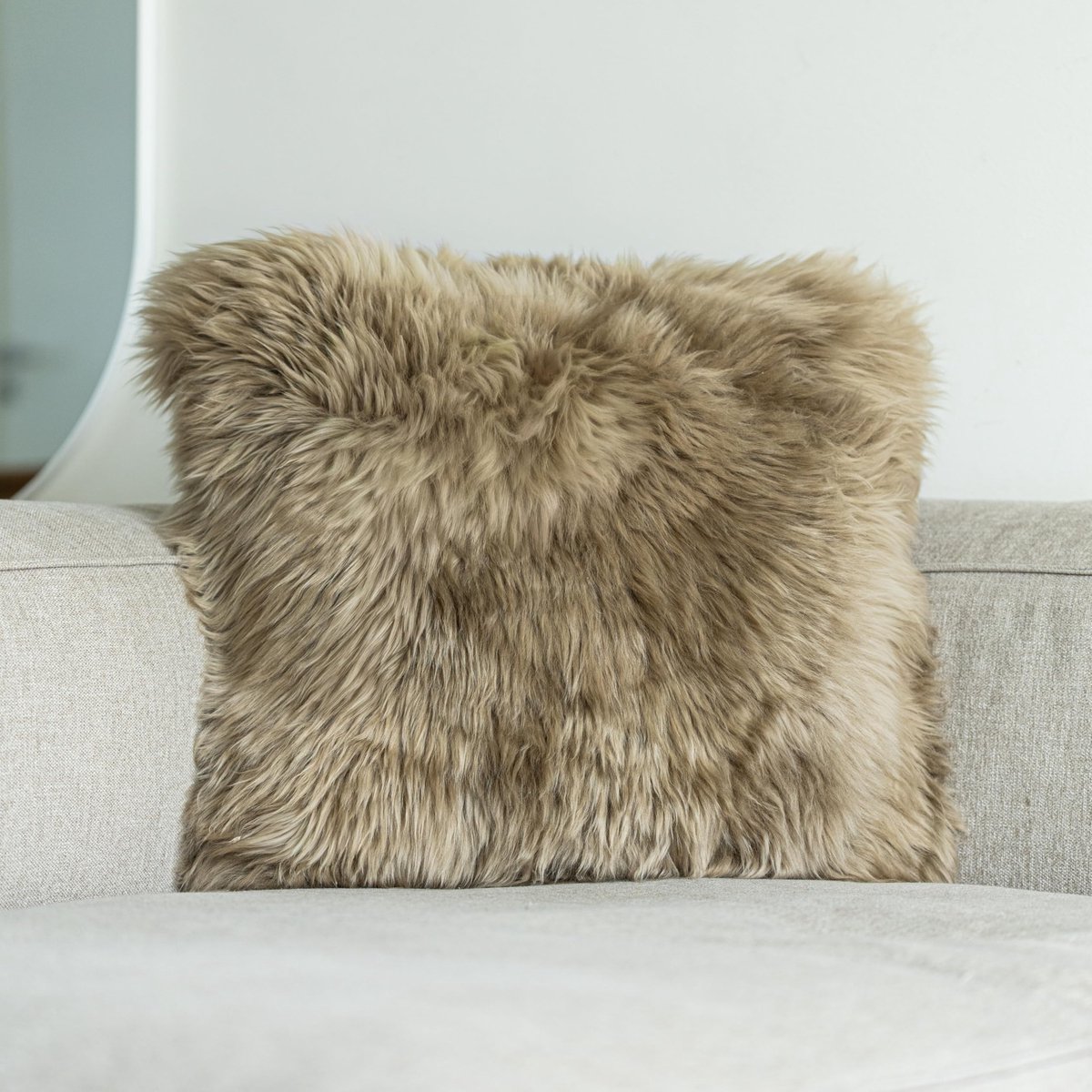 Kussenhoes 50x50 cm | Duurzame Langharige Nieuw-Zeeland voor Scandinavische Stijl | Pluizige Kussens voor Bank, Stoel en Bed | Kleur: Lichtbruin
