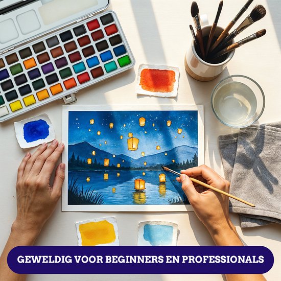 Een schilderij van drijvende lampionnen boven een meer, gemaakt met een 50 kleuren aquarelverf set.