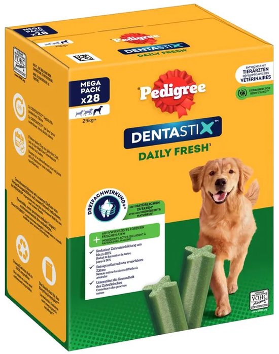Pedigree DentaStix Daily Fresh mega pack met 28 stuks. Een lachende golden retriever staat naast de verpakking met drie groene botjes.