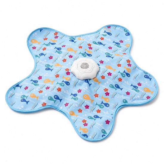 Samenstelling van een stervormig kattenspeelkleed met blauwe ondergrond, visjes en sterrenprint.