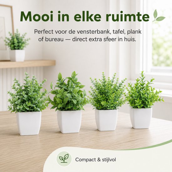 Vier compacte kunstplanten in witte vierkante potten staan op een tafel. Ze hebben verschillende soorten groene bladeren.