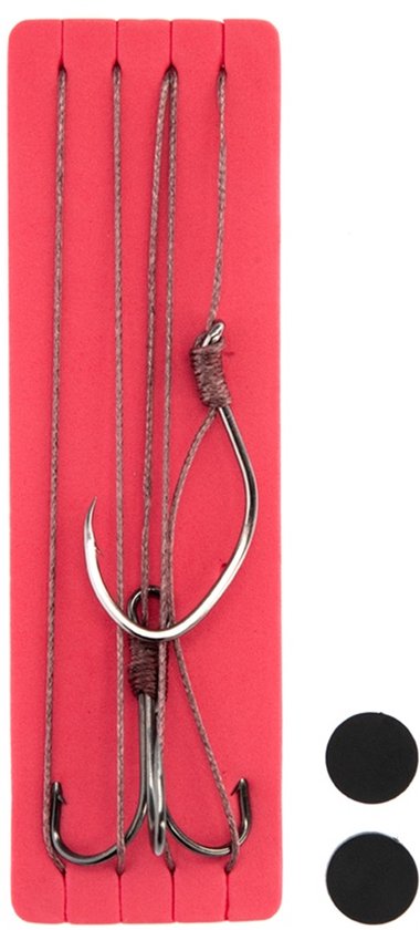 Een rood visplatform met drie haken en twee zwarte stoppers.